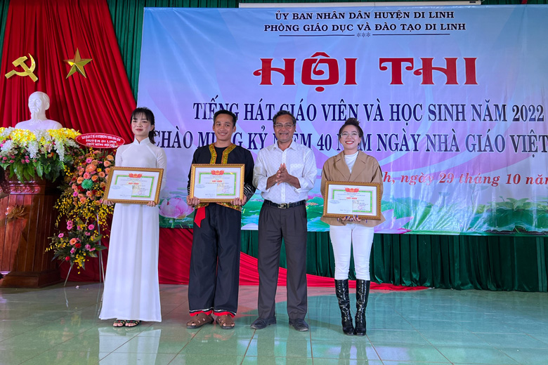 Trao giải cho các tiết mục đạt giải