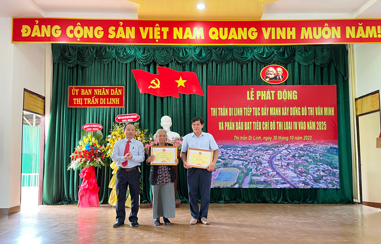 Tặng giấy khen cho các đơn vị, TDP có thành tích trong xây dựng đô thị văn minh của thị trấn