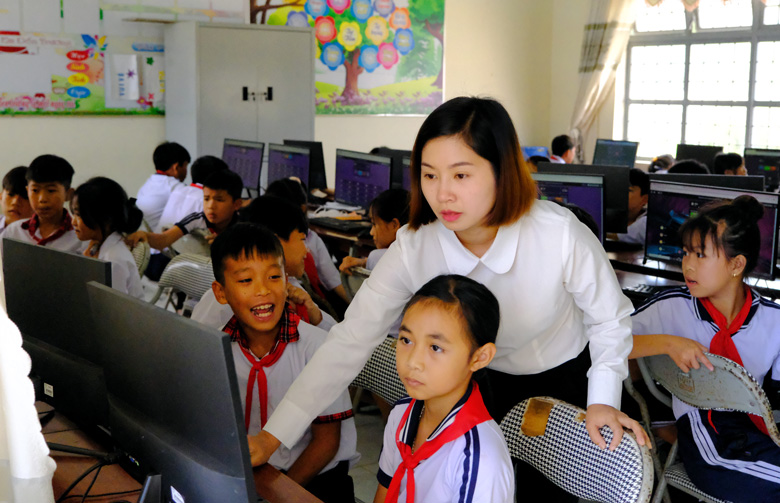 Đồng hành với học sinh vùng khó