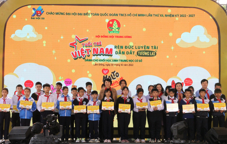 Trao học bổng cho học sinh có hoàn cảnh khó khăn vươn lên trong học tập