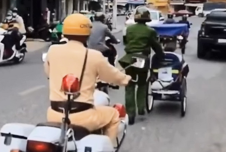 Người dân khen ngợi hình ảnh công an đẩy xe lăn đi sửa cho người khuyết tật