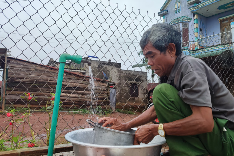 Đưa nước sạch về buôn làng