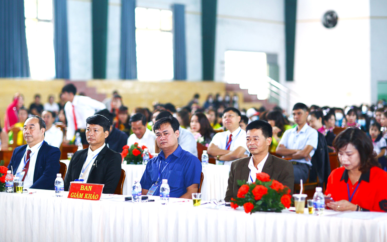 Ban giám khảo làm việc tại Hội thi
