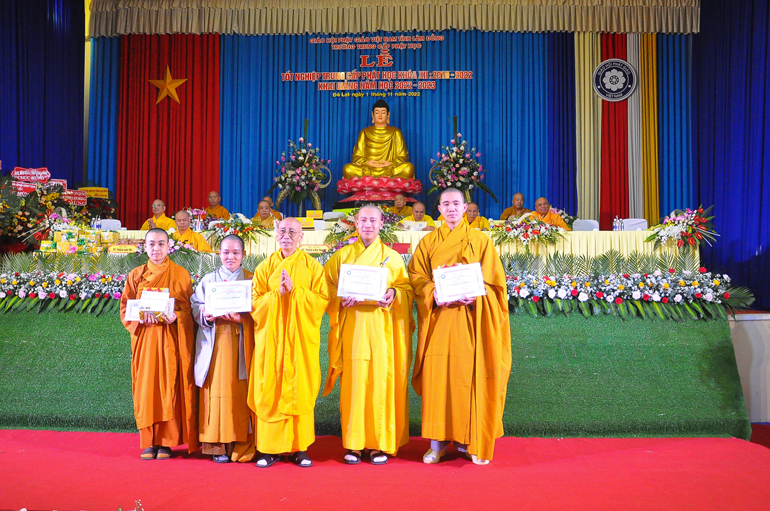 Trao thưởng cho các tăng, ni sinh có thành tích xuất sắc trong học tập