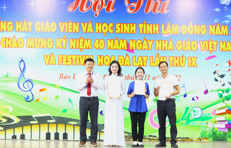 Trao giải nhất, nhì, ba cho tiết mục đơn ca