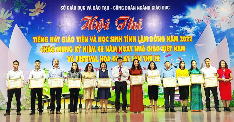 Ban tổ chức trao tặng giấy khen cho các đơn vị có nhiều đóng góp cho Hội thi