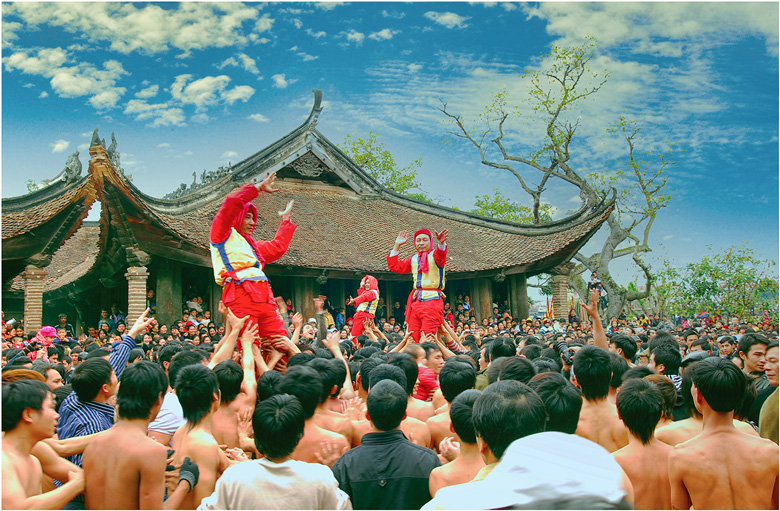 Ngày hội làng bên mái đình cổ kính. Ảnh: Thanh Hà