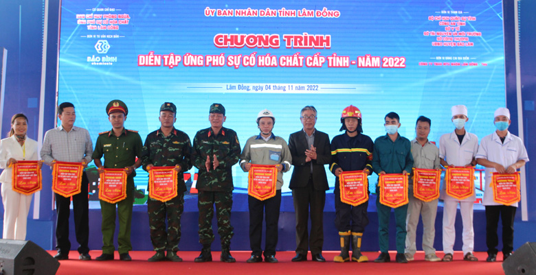Lãnh đạo Sở Công thương trao cờ lưu niệm cho các đơn vị tham gia buổi diễn tập.
