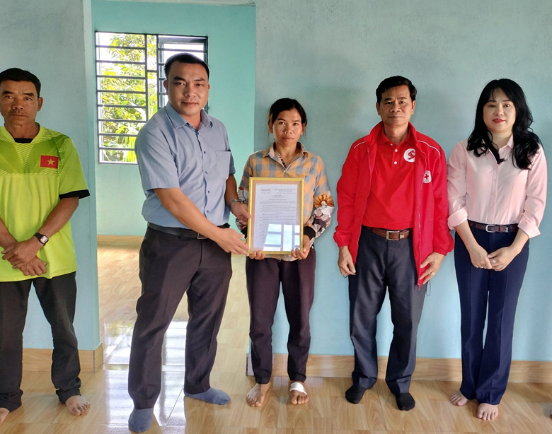 Lâm Hà: Bàn giao nhà tình thương và trao học bổng cho học sinh vượt khó
