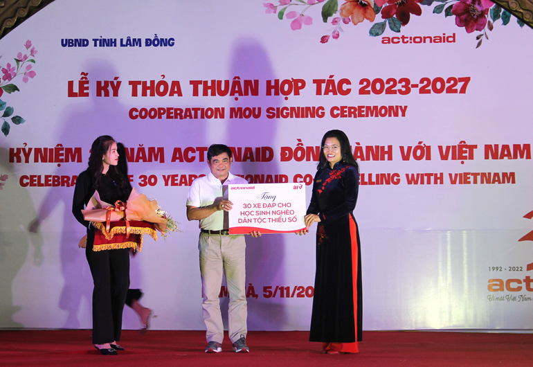 ActionAid Quốc tế tại Việt Nam trao tặng 30 chiếc xe đạp để hỗ trợ cho học sinh nghèo vượt khó tại huyện Lâm Hà