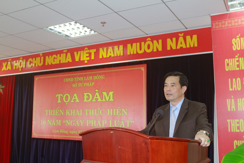 Giám đốc Sở Tư pháp Nguyễn Quang Tuyến - Phó Chủ tịch Thường trực Hội đồng phối hợp phổ biến, giáo dục pháp luật tỉnh phát động phong trào hưởng ứng Ngày pháp luật Việt Nam năm 2022