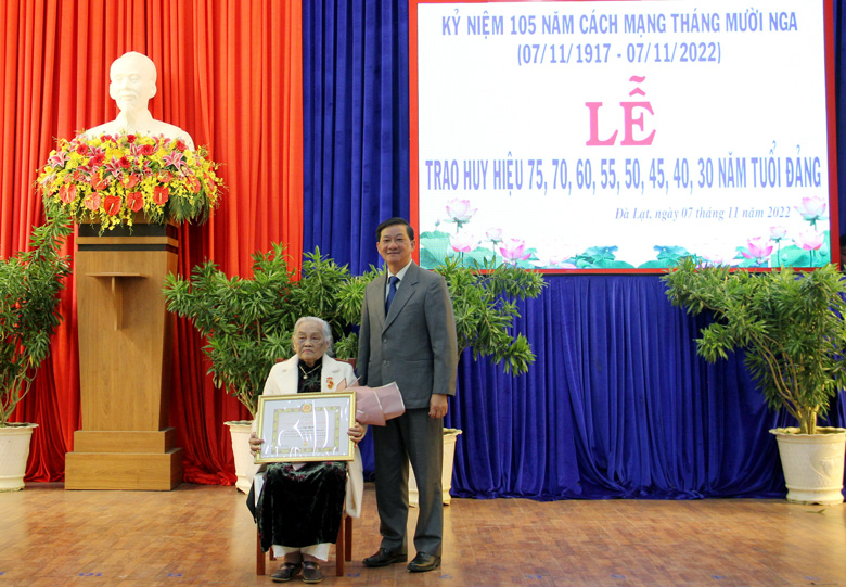 Đà Lạt: Trao tặng Huy hiệu Đảng cho 65 đảng viên lão thành