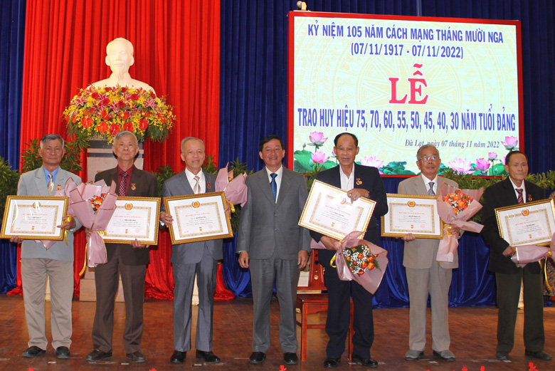 Bí thư Tỉnh ủy Trần Đức Quận trao Huy hiệu 60 năm tuổi Đảng cho các đảng viên