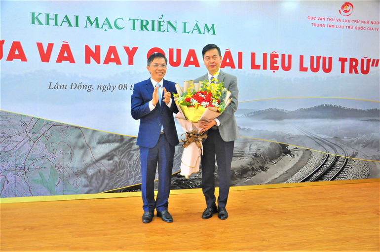 Phó Chủ tịch UBND tỉnh Lâm Đồng Đặng Trí Dũng tặng hoa cho ông Đặng Thanh Tùng - Cục trưởng Tổng cục Lưu trữ Quốc gia