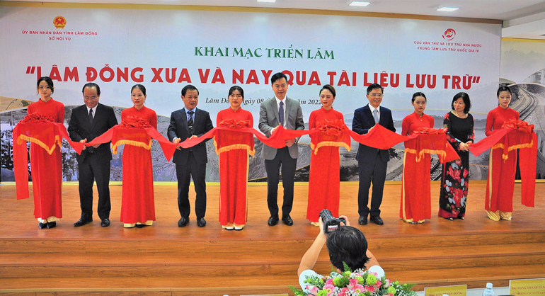 Các đại biểu cắt băng khai trương trưng bày triển lãm