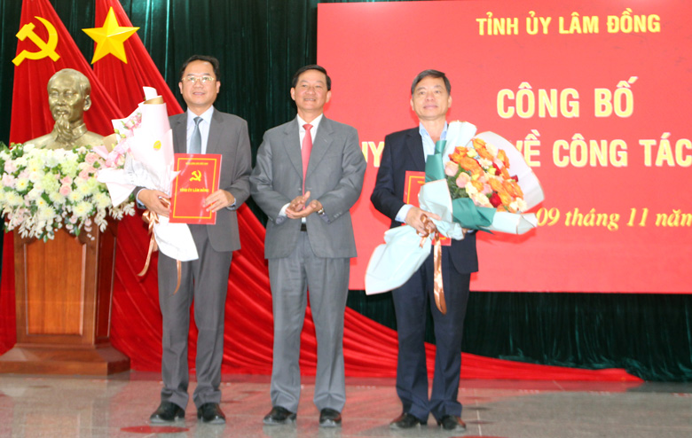 Đồng chí Trần Đức Quận - Ủy viên Ban Chấp hành Trung ương Đảng, Bí thư Tỉnh ủy, Chủ tịch HĐND tỉnh trao quyết định cho đồng chí Tôn Thiện Đồng và đồng chí Nguyễn Văn Triệu