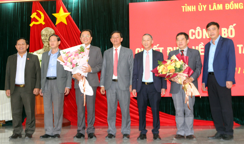 Đồng chí Trần Đức Quận, đồng chí Trần Văn Hiệp và các đồng chí trong Ban Thường vụ Tỉnh ủy tặng hoa chúc mừng Bí thư Thành ủy Bảo Lộc và Chủ tịch UBND TP Bảo Lộc