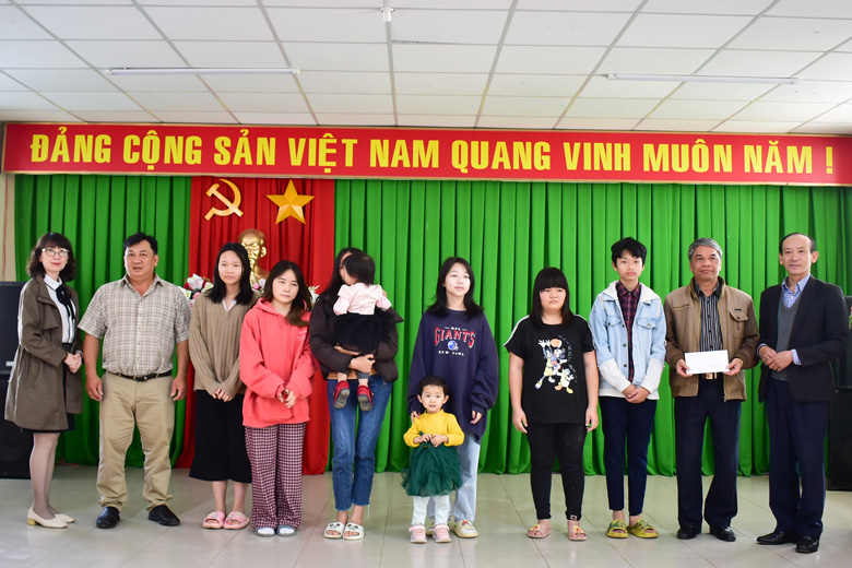 Trao học bổng cho học sinh nghèo vượt khó