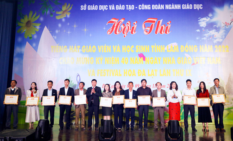 Lãnh đạo Công đoàn Giáo dục trao giấy khen cho các tiết mục đoạt giải