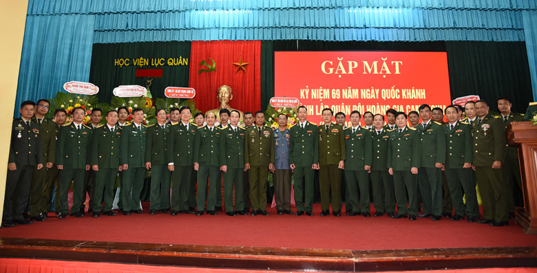 Các đại biểu chụp hình lưu niệm tại buổi lễ kỷ niệm