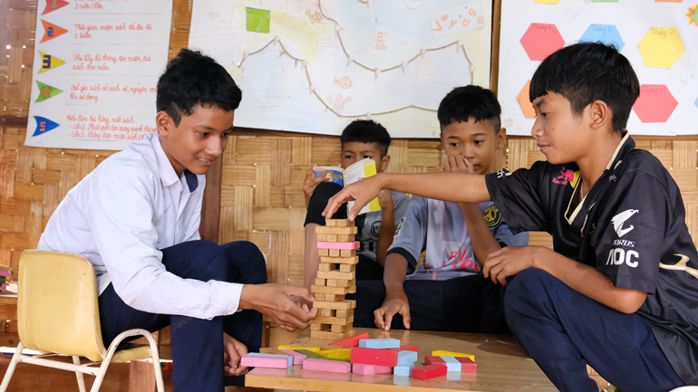 Ngoài sách, các em còn có thể tổ chức các trò chơi theo sở thích