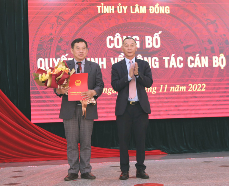 Đồng chí Trần Văn Hiệp - Phó Bí thư Tỉnh ủy, Chủ tịch UBND tỉnh trao quyết định cho đồng chí Nguyễn Văn Phương