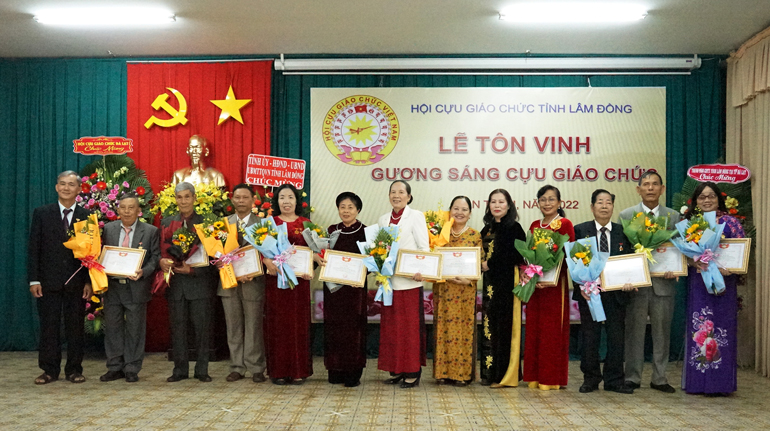Các cán bộ Hội CGC cơ sở nhận Bằng Tôn vinh