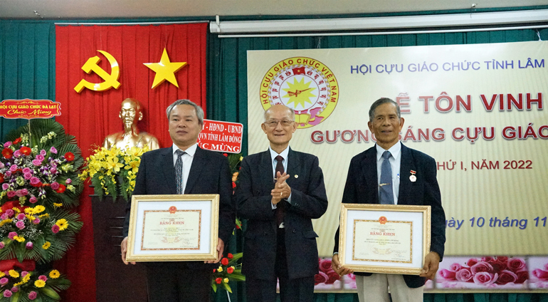Ban Thường trực Ủy ban MTTQ Việt Nam tỉnh và Hội CGC tỉnh Lâm Đồng nhận Bằng khen của Chủ tịch Hội CGC Việt Nam