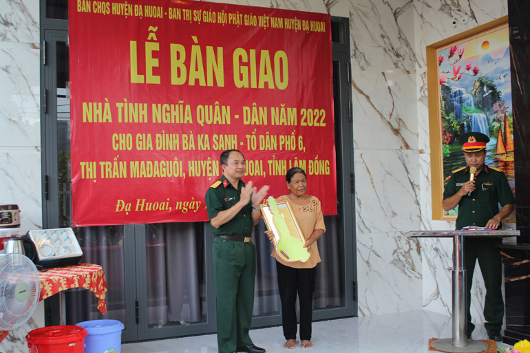 Trao nhà tình nghĩa quân - dân tại Đạ Huoai