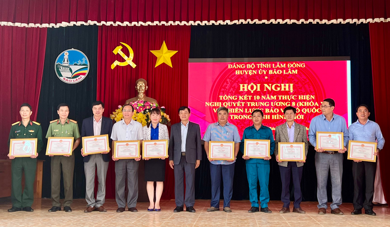 Trao giấy khen UBND huyện Bảo Lâm cho các tập thể có thành tích xuất sắc trong 10 năm thực hiện Nghị quyết Trung ương 8 khóa XI