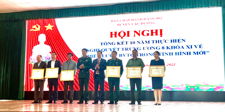 Khen thưởng các tập thể tiêu biểu trong việc triển khai thực hiện Nghị quyết Trung ương 8 khóa XI