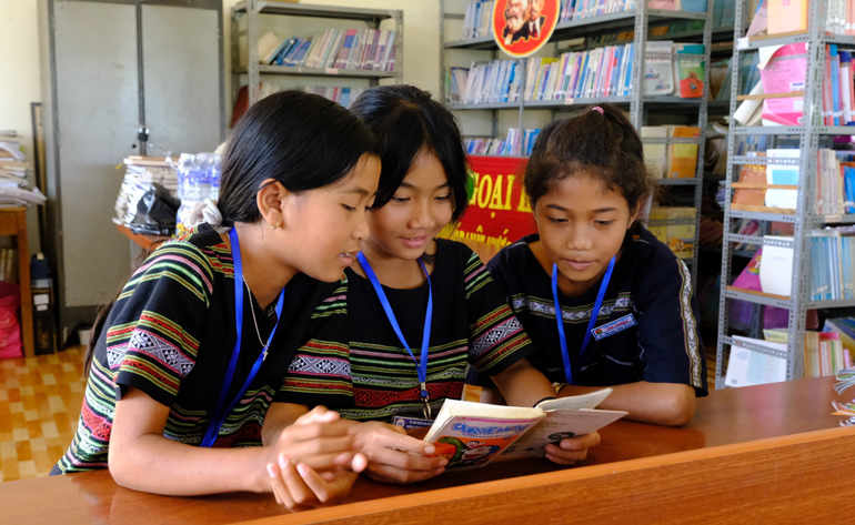 Duyên dáng trong trang phục truyền thống, những cô cậu học trò nhỏ vui vẻ nói về văn hóa của dân tộc mình