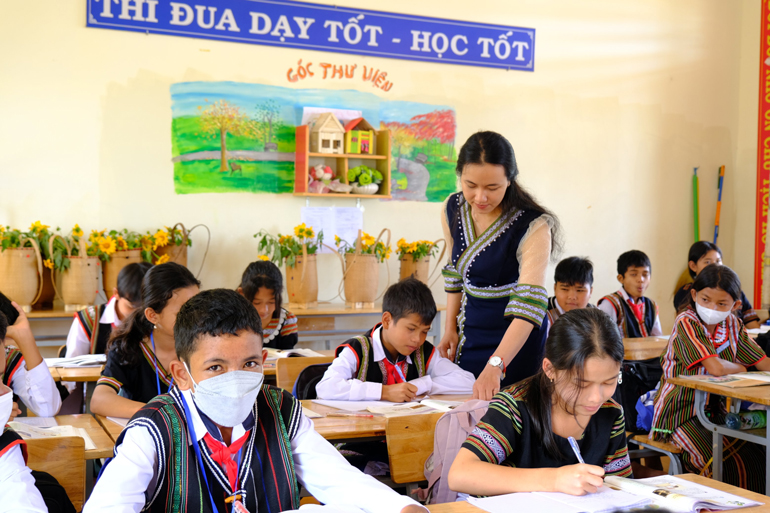 Không chỉ học sinh, những giáo viên người đồng bào dân tộc thiểu số vẫn hằng ngày mặc trang phục truyền thống như một cách gìn giữ nét đẹp văn hóa của dân tộc mình