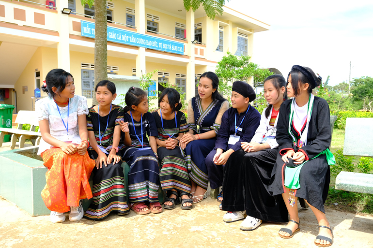 Giờ ra chơi, sân trường rộn ràng hơn bởi giữa đồng phục quần xanh áo trắng là những trang phục truyền thống của người đồng bào K’Ho, Sán Dìu,..