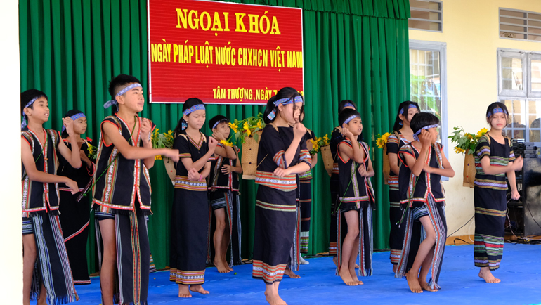 Trong học tập hay trình diễn văn nghệ, các em học sinh và giáo viên đều tự hào khi được khoác trên mình trang phục truyền thống