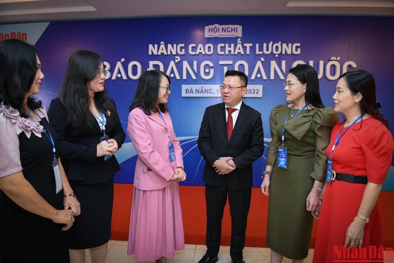 Tổng Biên tập Báo Nhân Dân Lê Quốc Minh trao đổi với các nữ Tổng Biên tập báo Đảng