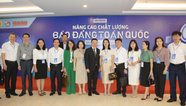 Tổng Biên Tập Báo Nhân Dân Lê Quốc Minh chụp hình lưu niệm cùng các đại biểu tại hội nghị