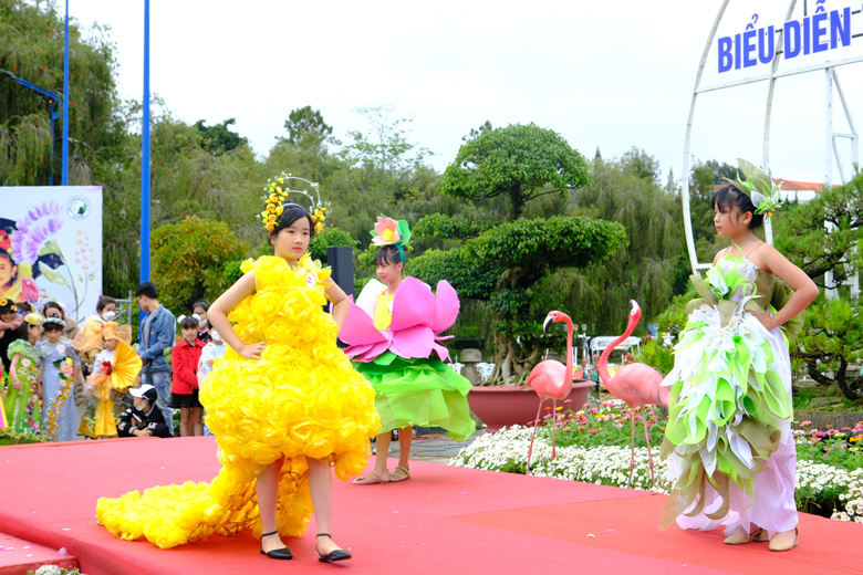 Hội thi biểu diễn thời trang ''Đà Lạt bốn mùa hoa''