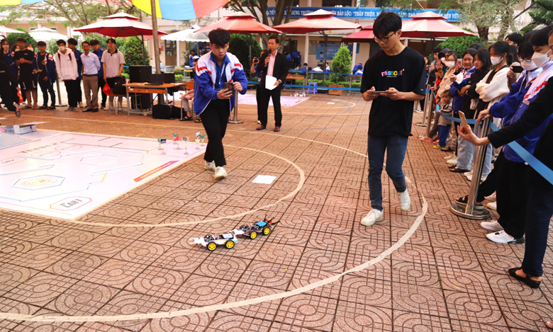 Cuộc thi sáng tạo Robocon tại Trường THPT Chuyên Bảo Lộc
