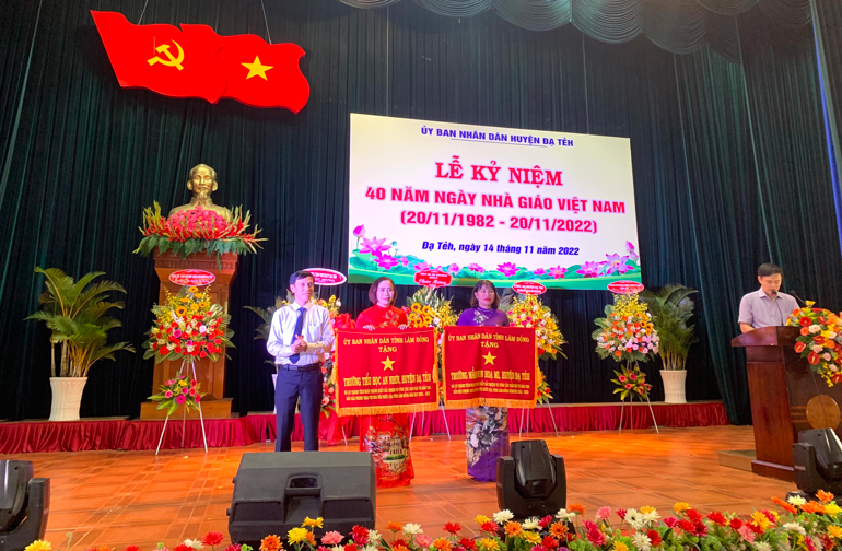 Trao cờ thi đua của UBND tỉnh cho các tập thể