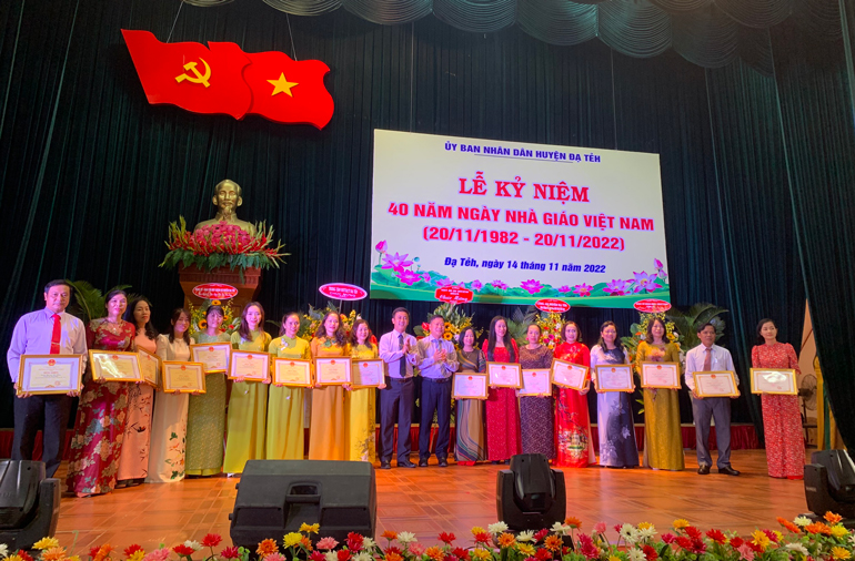 Tặng giấy khen của Chủ tịch UBND huyện cho các cá nhân