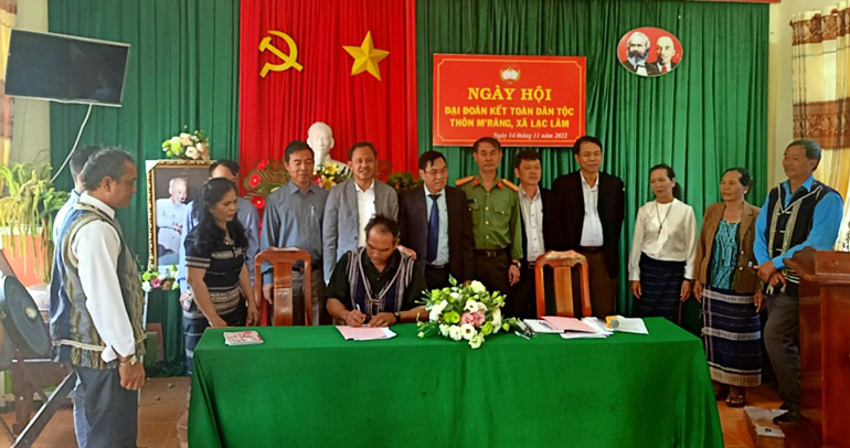 Các hộ ở thôn M’Răng ký kết giao ước thi đua phấn đấu xây dựng thành Khu dân cư kiểu mẫu của tỉnh
