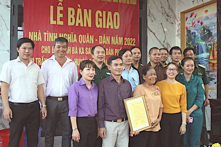 Đạ Huoai: Bàn giao nhà tình nghĩa quân dân