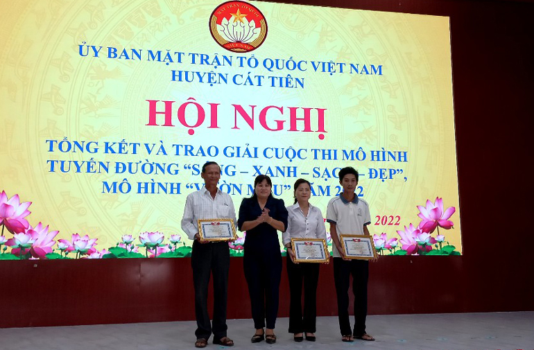 Cát Tiên: Tổng kết và trao giải hội thi mô hình tuyến đường "Sáng - xanh - sạch - đẹp" và mô hình "Vườn mẫu"