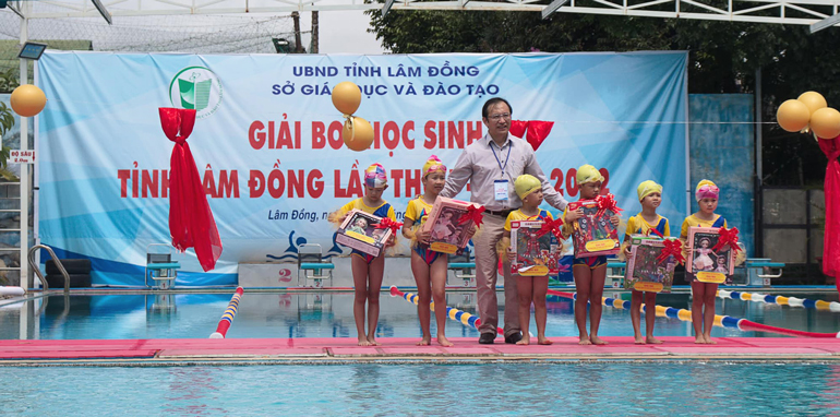 Trao giải cho các học sinh có thành tích bơi lứa tuổi thiếu nhi