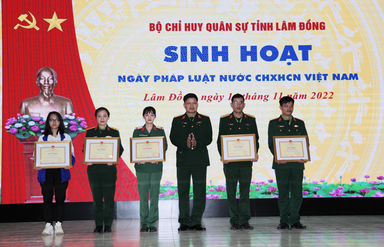Đại diện thủ trưởng Phòng chính trị, Bộ CHQS tỉnh trao giấy khen cho các đội thi có thành tích xuất sắc