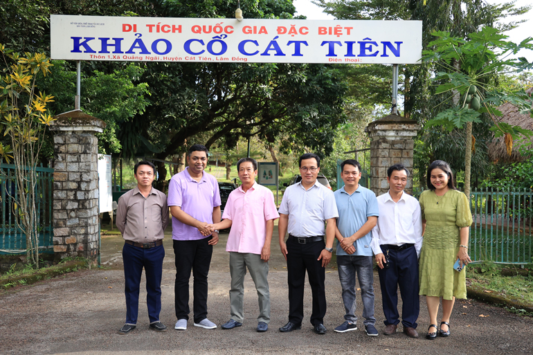 Chụp hình lưu niệm tại Di tích khảo cổ Cát Tiên