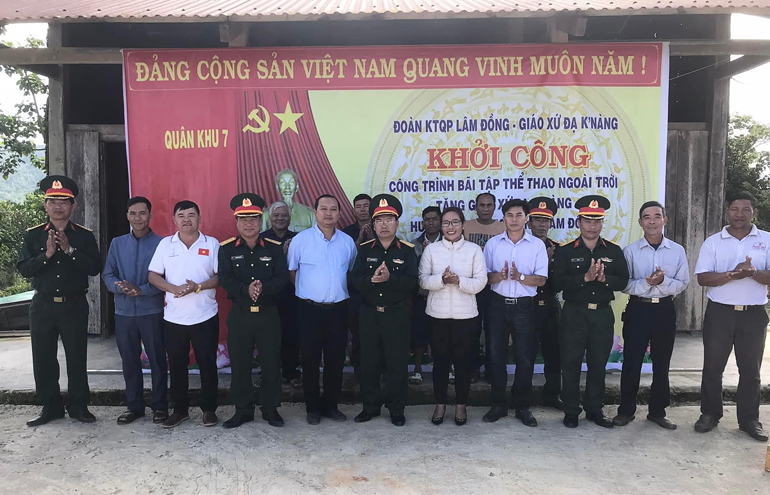 Đoàn Kinh tế quốc phòng hỗ trợ xây dựng bãi tập thể thao ở Giáo xứ Đạ K'Nàng