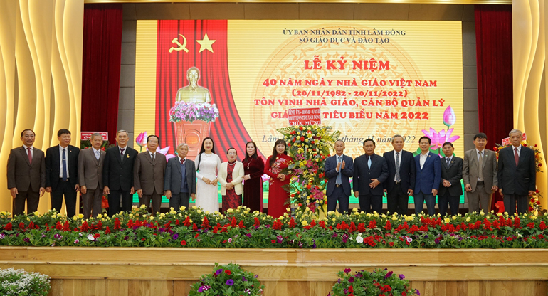 Lãnh đạo ngành giáo dục các thời kỳ đón nhận lẵng hoa chúc mừng Ngày Nhà giáo Việt Nam của Tỉnh ủy, HĐND, UBND, Ủy ban MTTQ Việt Nam tỉnh