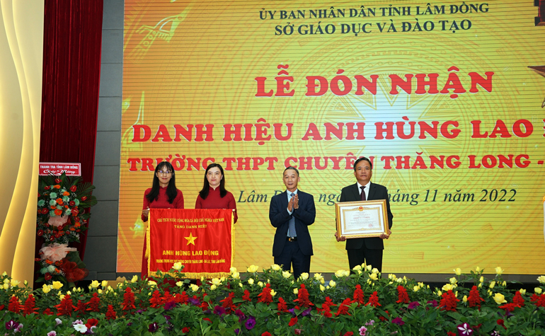 Chủ tịch UBND tỉnh Lâm Đồng thừa ủy quyền Chủ tịch Nước trao tặng danh hiệu Anh hùng Lao động thời kỳ đổi mới cho Trường THPT Chuyên Thăng Long